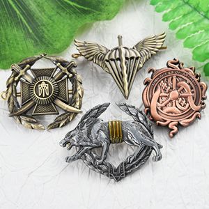 Insignia personalizada con diseño de alas y espada, tipo broche de mariposa, para regalos publicitarios, premios y artículos conmemorativos. - Product Image 3