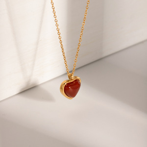 Collier pendentif en agate rouge en forme de cœur, chaîne en acier inoxydable plaqué or 18 carats, bijoux cadeau pour femmes - Product Image 3