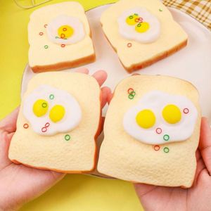 Jouet anti-stress en TPR souple et ultra-résistant à la compression, en forme de petit-déjeuner (œuf et pain grillé), mignon, pour la décompression et le plaisir culinaire - Product Image 3