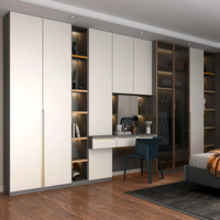 Armoire de luxe sur mesure avec coiffeuse et vitrine en verre – Conception gratuite et devis rapide pour chambre à coucher