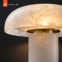 Lampe de table contemporaine en albâtre espagnol avec base en laiton pour hôtel, villa, salon