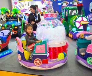 Train en cristal de fibre de verre accrocheur 2 sièges rotation intérieur enfants ride pièces de monnaie parc d'attractions machines à vendre - Product Image 6