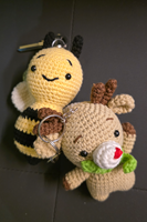 Porte-clés poupée abeille en crochet fait main, mignon dessin animé en coton, breloque de sac Amigurumi, porte-clés animal personnalisé, jouet en peluche doux pour bébé