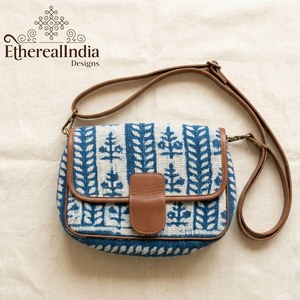 Sac à bandoulière artisanal éco-responsable en indigo, imprimé au bloc, petit sac bohème avec fermeture éclair, fournisseur en gros, export Inde - Product Image 6