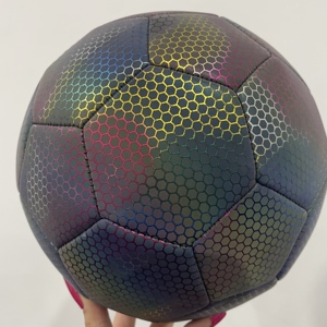 Ballon de football holographique personnalisé, lumineux et réfléchissant, s'illumine au flash de l'appareil photo - Product Image 3