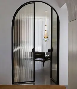 Design haut de gamme belles grilles arc porte en acier forgé cannelé avec verre cannelé pour intérieur