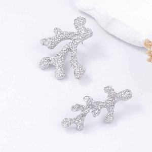 Boucles d'oreilles asymétriques créatives haut de gamme pour femmes, motif floral en or et diamants corail, luxe accessible, style marin simple pour les fêtes - Product Image 3