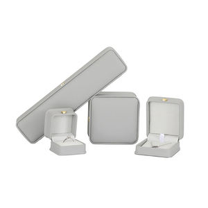 Caja de Joyería de Cuero PU Blanca de Lujo con Estampado Dorado y Logotipo Personalizado para Joyas - Product Image 1