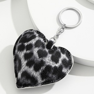 Kristall-Schlüsselanhänger aus Veganem Leder, Dekorativer Taschenanhänger mit Perlen- und Blumenanhänger, Zeitgenössisches Leder-Accessoire - Product Image 1