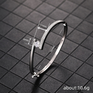 Bracciale geometrico chic da donna, minimalista, unico, gioiello da polso per tutti i giorni. - Product Image 4