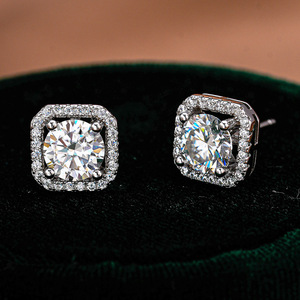 Boucles d'oreilles clous carrées <span class=keywords><strong>de</strong></span> luxe certifiées GRA en argent sterling S925, serties <span class=keywords><strong>de</strong></span> moissanite VVS <span class=keywords><strong>1</strong></span> carat et <span class=keywords><strong>de</strong></span> diamants <span class=keywords><strong>de</strong></span> laboratoire pour hommes - Product Image 4