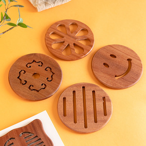 Posavasos de madera redondos con diseño floral, antideslizantes y aislantes del calor para uso en mesas. - Product Image 4