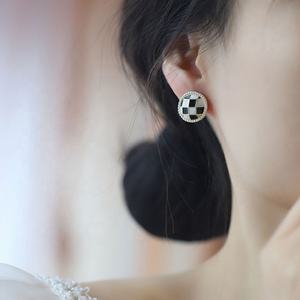 ต่างหูโลหะผสมลายตารางหมากรุกสีดำขาวสไตล์เรโทรเกาหลีประดับมุกและเพชร ดีไซน์ใหม่ทันสมัยอเนกประสงค์ - Product Image 4