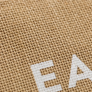 Sac fourre-tout en jute personnalisé, couleur unie, écologique, avec logo sur mesure, pour cadeaux de mariage et de fête - Portable - Product Image 4
