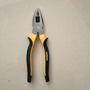 Alicates con mango amarillo de 70 mm de longitud para uso doméstico con función de corte de alambre - Product Image 1