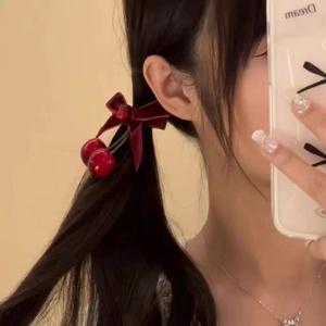 กิ๊บติดผมกำมะหยี่สีแดงเชอร์รี่ บรรยากาศฤดูหนาว คลิปหนีบ<span class=keywords><strong>ผม</strong></span>น่ารัก ขนาด 5 ซม. ของตกแต่งพลาสติกสำหรับงานปาร์ตี้ ทรงผมครึ่งรวบ - Product Image 4