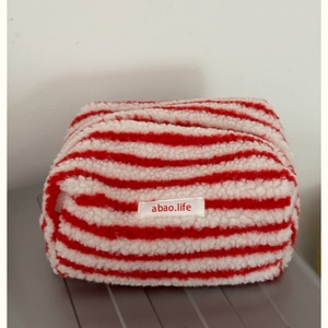 Trousse de toilette de grande capacité Sac à cosmétiques en laine d'agneau à rayures multiples Étiquette lavable Remplissage en coton doux pour l'hiver - Product Image 2