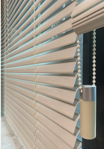 Volets anti-tempête manuels encastrés modernes et simples, volets roulants extérieurs anti-ouragan, stores verticaux pour hôtels en PVC et alliage d'aluminium - Product Image 5