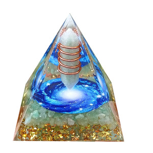 Pyramide en résine époxy avec pierres de cristal, ornement de bureau artisanal avec lumières, décoration d'aquarium, Green East Tomb Blue Vortex - Product Image 5