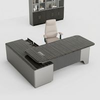 Ensemble de mobilier de bureau minimaliste pour PDG : Grand bureau informatique avec plateau en bois foncé et panneau frontal à lattes pour centre d'affaires