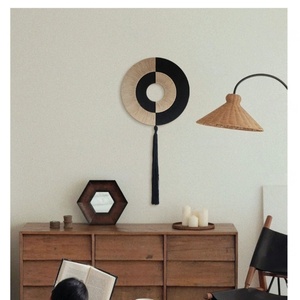 Décoration murale en corde minimaliste Wabi-Sabi avec pompon circulaire artisanal pour les intérieurs de maisons d'hôtes rétro - Product Image 5