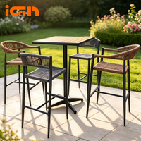 Ensemble de mobilier de jardin en rotin : Chaises de bar, table haute en bois et chaises en corde pour restaurant