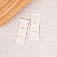 Étiquette de vêtement tissée personnalisée en tissu haute densité, étiquette de taille personnalisée avec logo, étiquette de col lavable en tissu tissé, vente en gros FSC pour usine