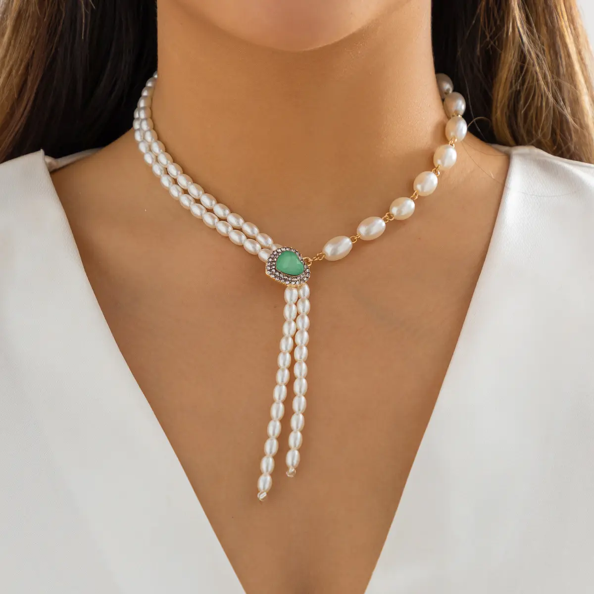 2024 Fashion temperament asymmetric imitation pearl tassel necklace women's heart shaped necklace jewelry