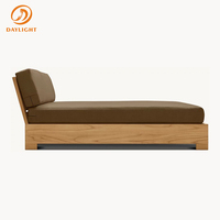 Lit de repos de luxe en teck à profil bas avec dossier à panneau unique et coussin blanc surdimensionné – Mobilier de salon moderne pour extérieur, idéal pour villa front de mer