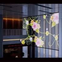PH3.91-7.81 de fenêtre rideau en verre HD5000nits a mené les panneaux de mur visuels l'écran transparent de la maille LED pour la publicité de magasin