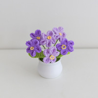 Handgemaakte gebreide vergeet-mij-nietjes bloemen, creatieve kleine kunstplanten in pot voor thuisdecoratie, unieke ornamenten, cadeaus