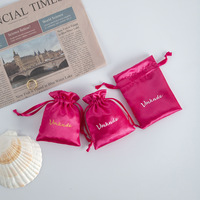 Petit mini sac à cordon en satin de soie rose vif personnalisé avec logo pour l'emballage d'accessoires de bijoux Pochette à poussière