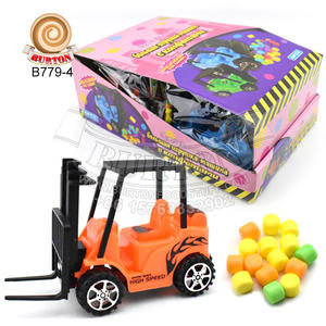 Jouet de voiture grue verte délicieux avec bonbon comprimé coloré doux dans la boîte d'affichage - Product Image 3