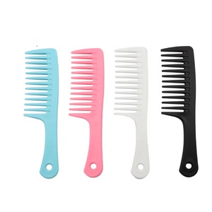 Peine <span class=keywords><strong>de</strong></span> peluquerí<span class=keywords><strong>a</strong></span> <span class=keywords><strong>de</strong></span> colores con logotipo personalizado, peine <span class=keywords><strong>de</strong></span> peluquerí<span class=keywords><strong>a</strong></span> <span class=keywords><strong>de</strong></span> masaje portátil para el hogar, peine plano <span class=keywords><strong>de</strong></span> dientes gruesos <span class=keywords><strong>de</strong></span> plástico - Product Image 1