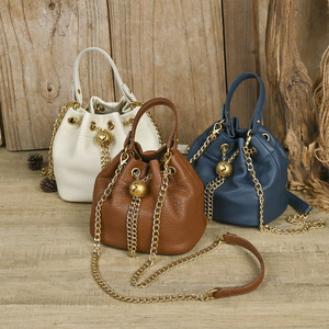 กระเป๋า Ando หนังวัวแท้ทรงถัง กระเป๋าสะพายไหล่ขนาดเล็กพร้อมสายโซ่ - Product Image 1