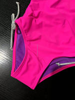 Traje de baño de una pieza sólido rosa para niñas con logotipo personalizado, traje de baño Ancho ajustable con correas UPF 50 + protección solar, ropa de playa australiana