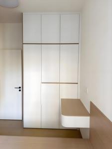 <span class=keywords><strong>Kit</strong></span> de garde-robe portable à 3 portes assemblage facile de bricolage pour Solution de rangement de rêve appartement salle à manger mélamine bois Style matière plastique - Product Image 5