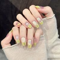 Faux ongles à presser en acrylique faits main, motif œil de chat jaune à carreaux, forme carrée moyenne, avec détails argentés et blancs scintillants, cœur ajouré et ligne peinte à la main
