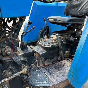 <span class=keywords><strong>Tracteur</strong></span> à roues <span class=keywords><strong>d</strong></span>'<span class=keywords><strong>occasion</strong></span> Shanghai New Holland 554, modèle à tête carrée <span class=keywords><strong>ancien</strong></span>, 4 roues motrices, 55 chevaux, moteur diesel 4 cylindres - Product Image 4