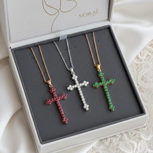 Pendentif croix Starlight en or 14 carats avec pierres précieuses naturelles ou de laboratoire et détails en diamant - Product Image 1