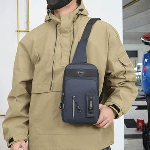 Sac de Poitrine Sportif en PU Imperméable Tendance avec Fermeture Éclair, Sac Bandoulière Croisé Grande Capacité pour Hommes, Idéal Voyage et Course à Pied - Product Image 3
