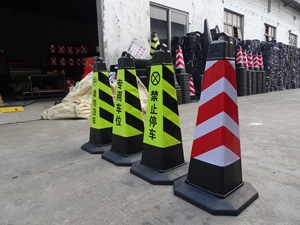 Cônes réfléchissants noirs et jaunes très visibles pour trafic routier Cône en plastique PVC de sécurité pour la circulation - Product Image 3