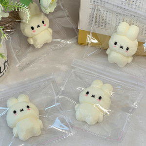 Jouet anti-stress en silicone en forme de lapin mignon, super doux, mini jouet à presser, jouet décoratif de bureau - Product Image 3