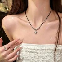 Chaîne de cou en corde style choker, en cuir noir et fil, avec étoile à huit branches en zircon, au design élégant et sportif, haut de gamme, résistante à la décoloration, pour usage quotidien et style de niche.