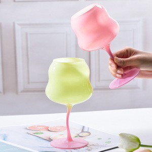 Tasse en <span class=keywords><strong>verre</strong></span> colorée à pied haut de gamme créative crème rouge <span class=keywords><strong>verre</strong></span> à vin <span class=keywords><strong>médiéval</strong></span> en gros pour les filles et <span class=keywords><strong>verre</strong></span> à vin torsadé - Product Image 3
