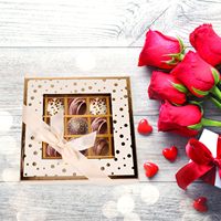 Boîte à chocolat personnalisée en carton avec matériaux recyclés, pelliculage brillant, emballage écologique transparent