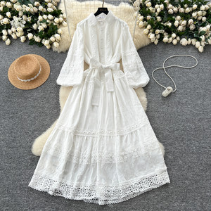 El Nuevo Vestido de Encaje Calado con Parches de Moda Primaveral para Mujer es un Vestido Largo Elegante y con Estilo - Product Image 3