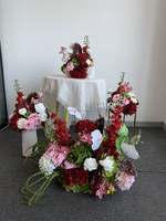 Chemin de table floral d'automne avec amarante, anthurium, calla suspendue et fleurs de riz pour centre de table rouge bordeaux