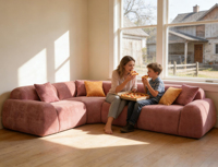 Canapé modulaire incurvé en forme de L, rembourré en velours rouge rose, compressé, adapté aux écoles et aux bureaux, avec des coussins contrastés orange