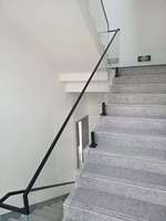 Escalier droit moderne avec garde-corps et main courante en verre trempé, design élégant pour villa